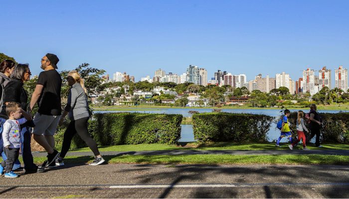  Turistas estrangeiros injetaram R$ 5,8 bilhões na economia paranaense em 2024